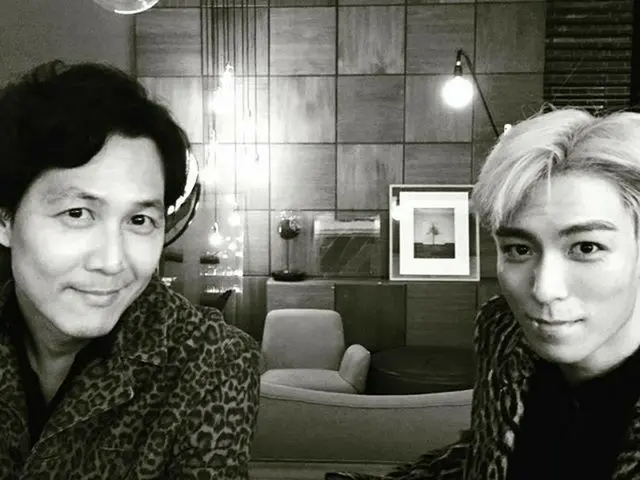 ”BIGBANG” TOP, updated SNS. Actor Lee Jung Jae, published two-shot pictures withJung Woo Sung.