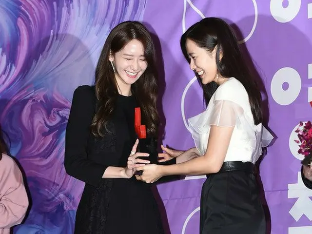 Acting award-winning actress Son Ye Jin, MC's ”SNSD” Passing on his trophy toYuna? @ ”2016 Female fi