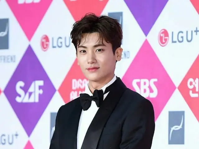 Hyeongsik (ZE: A), participating in the red carpet. ”2016 SAF SBS PerformanceAward”, Seoul Samui SBS