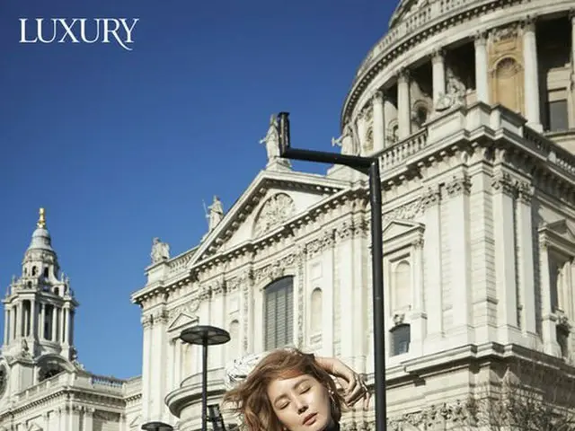 Actress Kim Sung Ryoung, released a picture in London.