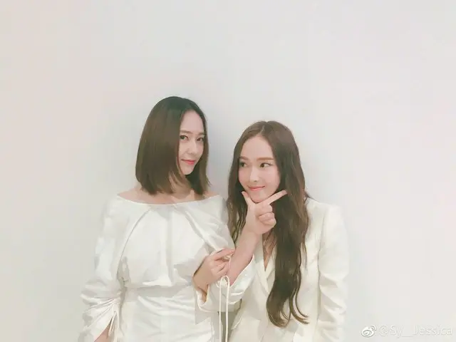 【I Official】 SNSD (Girls' Generation) former member Jessica, photo with f(x)crystal. The two are rea