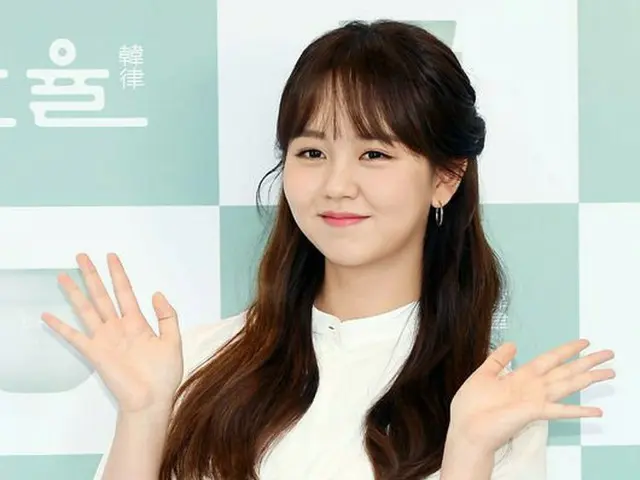 Actress Kim SoHyun attended the cosmetic brand fan autographing session.