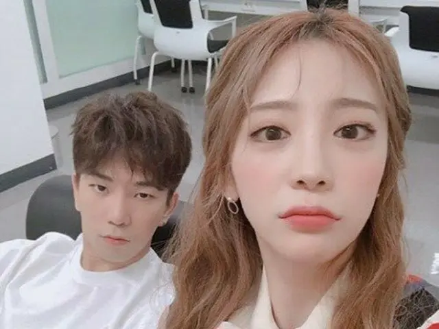 Actress Choi YeSeul, along with MBLAQ former member G.O published selfie takenin the waiting room of