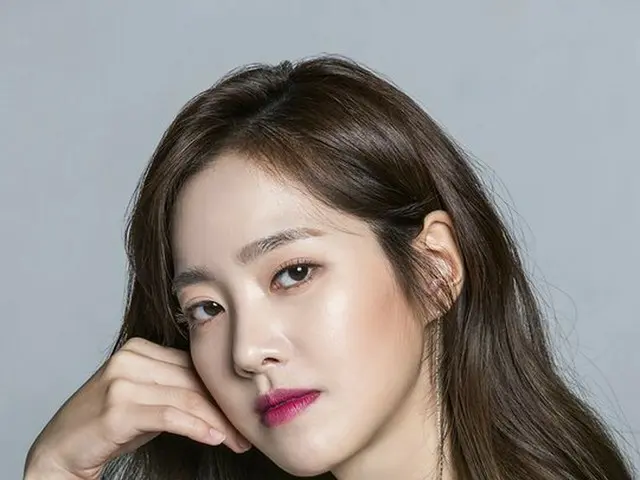 Actress Jin Se Yeon, released a new profile photo.