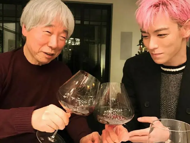 TOP (BIGBANG), a fun time with the maestro Lee Ufan painter. Born in Korea, hemajored in art at Seou