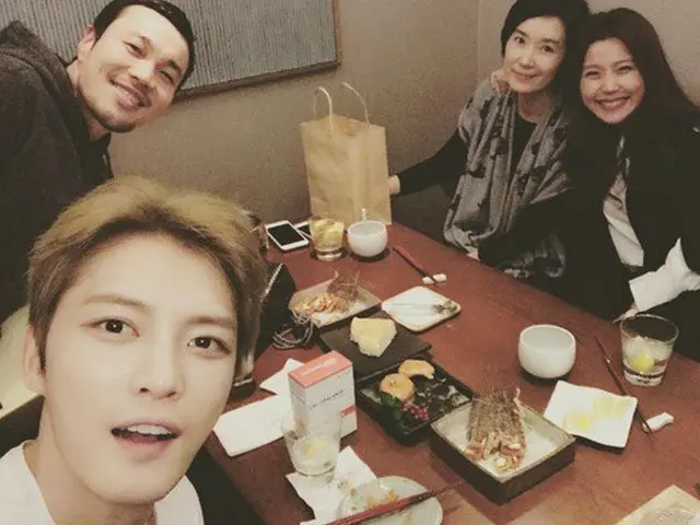 Actress Lee Yoon Mi, SNS updated. Jaejung (Hero JYJ) and others and the TVSeries ”triangle” social g