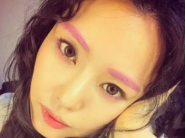 Actress Lee HoNey, updated SNS. Pink eyebrows. Unique makeup technique.