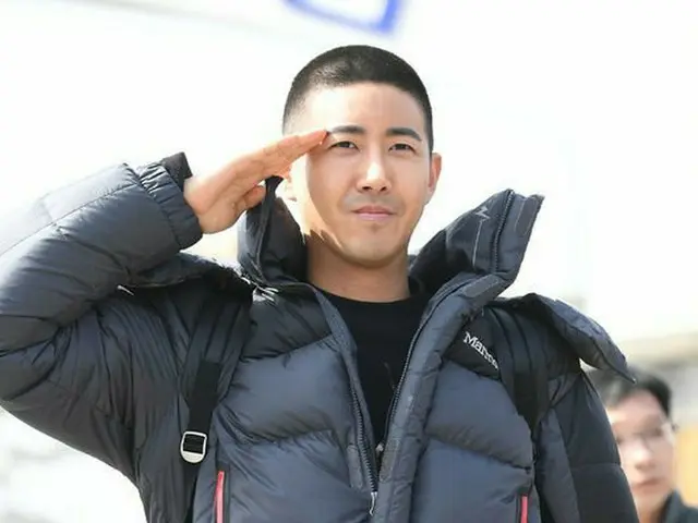 Kwanghee (ZE: A), entered the Nuclear Army Training Center. A greeting to thenews gathering team bef