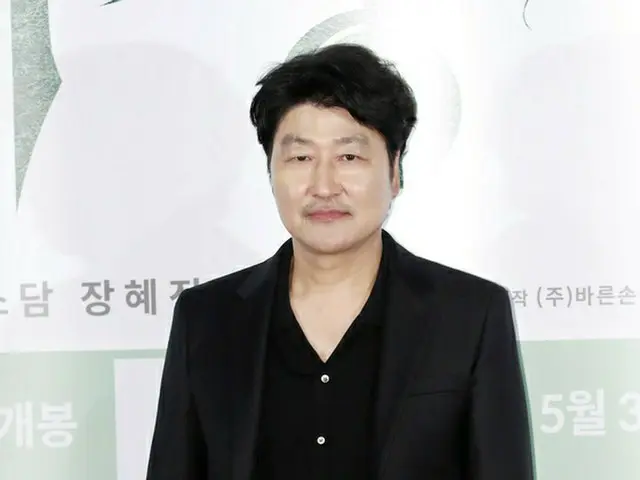 Director Pung JUNHO and actor Song Kang Ho of the movie “ParasiteSemi-Underground Family” have sudde