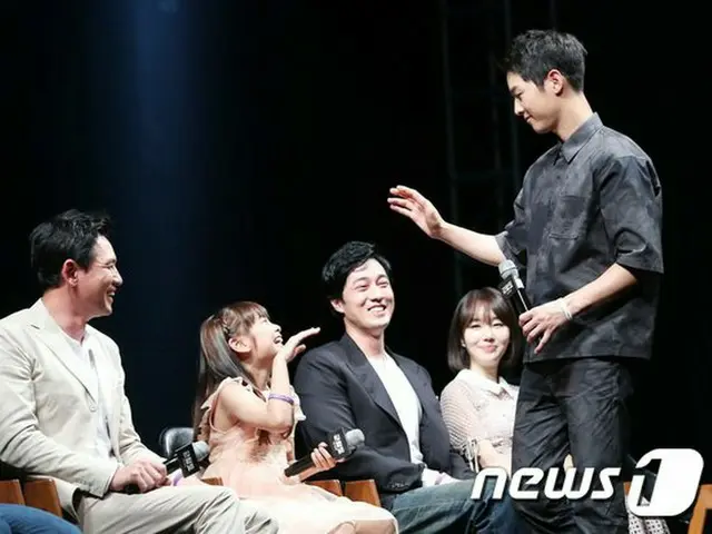 Actor Song Joong Ki attended the movie ”Battleship Island” showcase. I am ongood terms with Kim Suu-