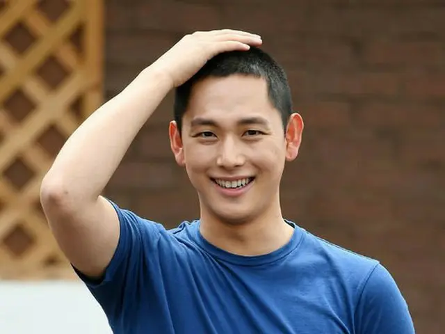 Siwan (ZE: A), greet the fans before enlisting.