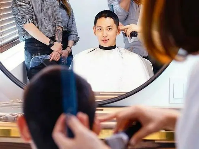 ZE: A Im Siwan, who enlisted on the 11th, office haircut scene released.