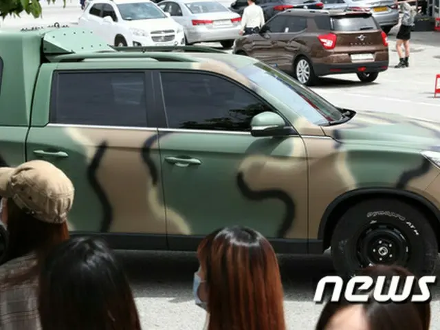 Có tính đến sự an toàn xung quanh, EXO SUHO đã lấy một chiếc xe quân sự để vào T