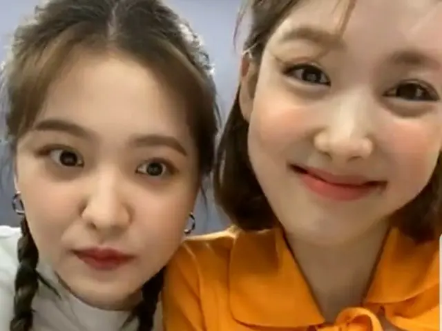 "Giao hàng trực tiếp thân thiện" của TWICE Nayeon là một chủ đề phổ biến của Red