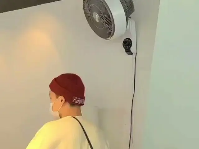 #EXO KAI, khoảnh khắc "lây nhiễm" trong một quán cà phê do chị em quản lý thực s