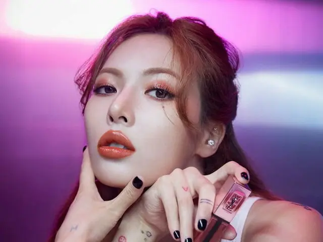 HyunA và bức ảnh được xuất bản.
