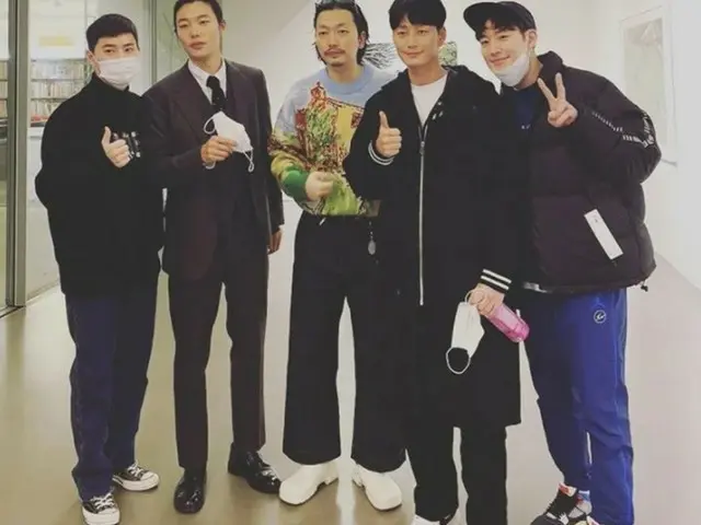 Ở Hàn Quốc, mọi người nói về nam diễn viên #Ryu Jun Yeol đã biến thành một "nhiế