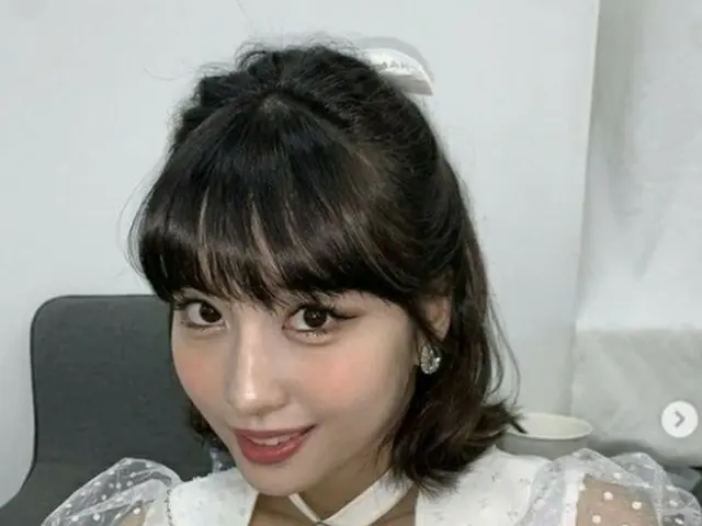 Chủ đề là cuộc trao đổi giữa Momo (TWICE) và Sonmi trên Instagram. Khi được Momo