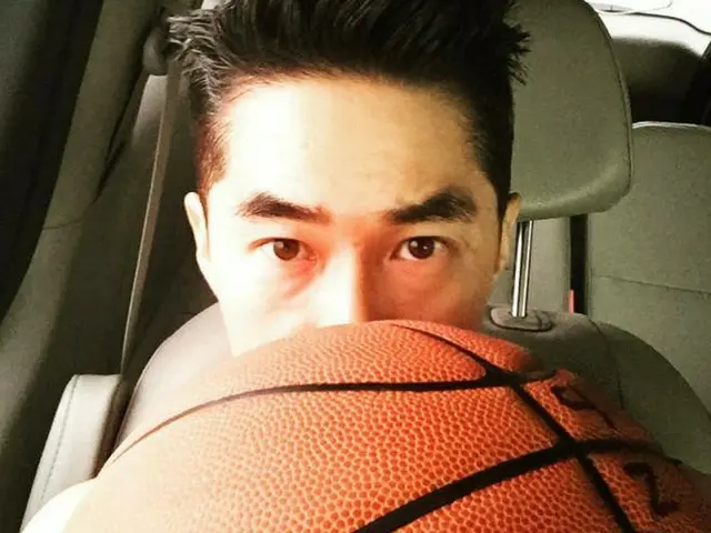 Actor Bae Jung Nam, Updated SNS. Hold basketball.