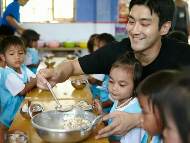 SUPER JUNIOR Choi Si Won, visiting UNICEF educational site in Vietnam. Makingthis his first official