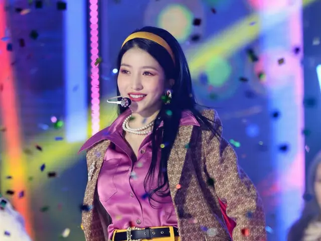 GFRIEND Sowon đã đăng một bức ảnh anh ta cầm một mô hình Đức Quốc xã, gây ra tra