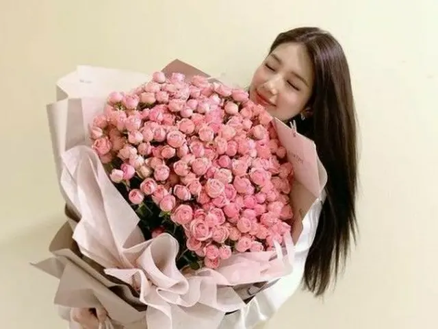 Suzy (Miss A) publishes a photo with a large bouquet.