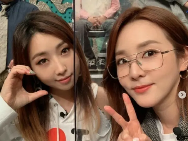 Hình ảnh được đăng cùng Dara (2NE1) và Minzy. "Thật tuyệt khi lần đầu tiên được 