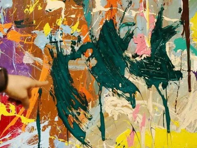 Một cặp đôi ở độ tuổi 20 đang trưng bày tác phẩm nghệ thuật đương đại trị giá 50