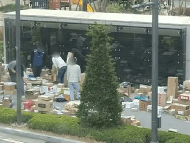 Người ta nói rằng công ty chuyển phát nhanh đã gặp khó khăn trước lối vào của cá