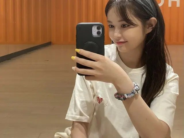 [T Official] EVERGLOW, [#Reason] Support is a mirror selfie Challenge 💪🏻 Whoshould polish the mirr