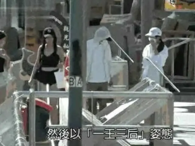Nam diễn viên người Hong Kong Stephen Chow đã lên báo về cuộc hẹn hò trên du thu