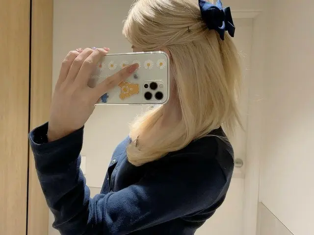 [T Official] EVERGLOW, [#Coming] Ribbon strap Good mood Serum lol 🎀💙 ..