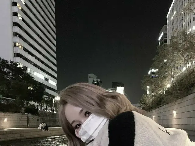 [T Official] EVERGLOW, [#Lost child] After all, do you take pictures withcontinuous shooting 📸 ..