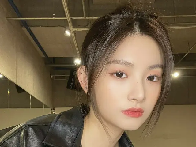 [T Official] EVERGLOW, [#YIREN] Shining ears 👂😎 LOL lol.