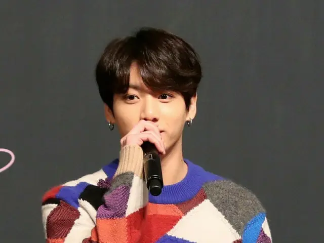 JUNG KOOK, trong tình trạng hỗn loạn quảng cáo phía sau. .. ● Xuất hiện trên V L