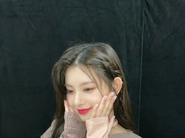 [T Official] EVERGLOW, [#YIREN] It was a day when I often ate Kyungju bread 🐒 ..