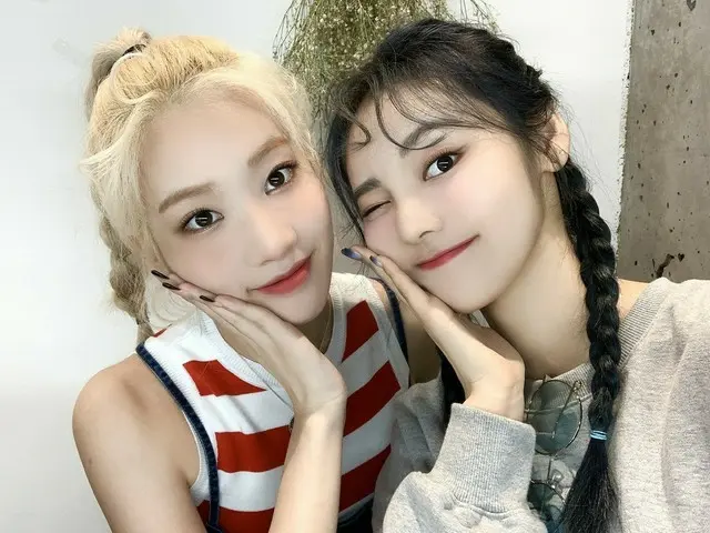 [T Official] LOONA (Loona), [#Candid / #JinSoul] Lipsol Croche 👭 #LOONA #LOONA..