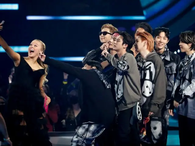 Tham dự "AMAs" Jojo Siwa, BTS và chụp ảnh kỷ niệm. ..
