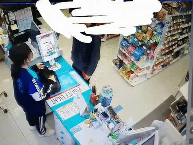 Khoảnh khắc một nhân viên bán thời gian của một cửa hàng tiện lợi ở Hàn Quốc thú