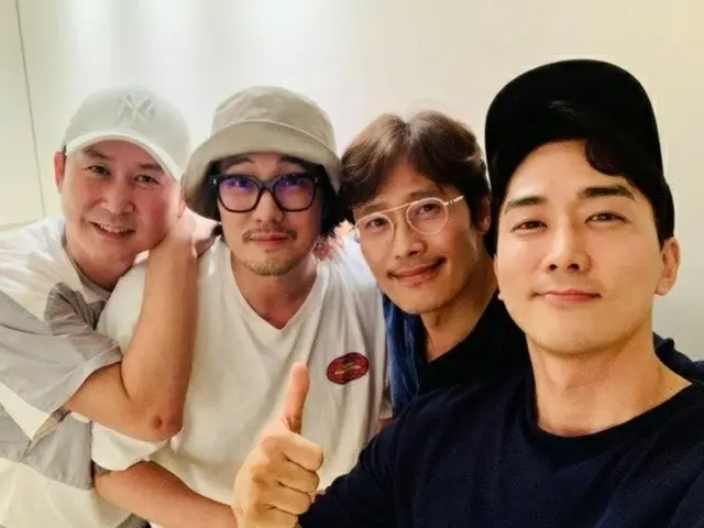 Các diễn viên Lee Byung-hyun, Shin Dong-ye, So Ji-seop và Song Seung-hyun chụp ả