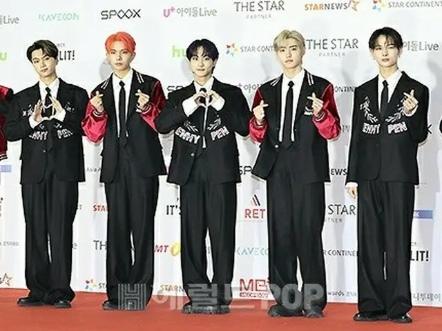 ENHYPEN xuất hiện trên thảm đỏ của "Giải thưởng nghệ sĩ châu Á 2021". ..