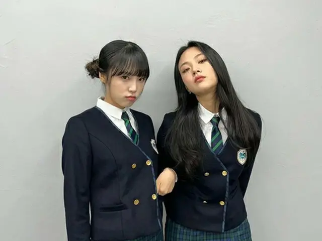 Hình ảnh công khai với đồng phục của ca sĩ BIBI và Choi Ye Na (trước đây là IZON