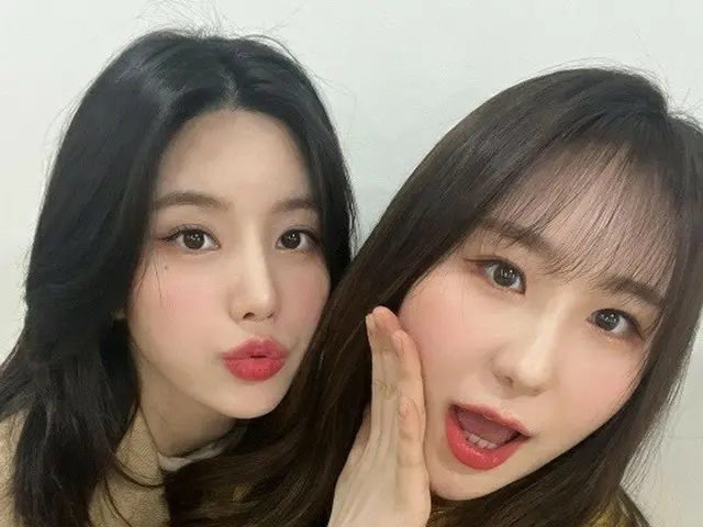 Một bức ảnh nhóm với Kwon Eunbi và Lee Chae-young đã được phát hành. Tình bạn củ