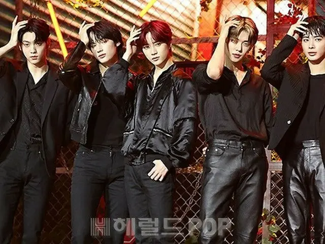 TOMORROW X TOGETHER đã tổ chức một buổi giới thiệu mini album thứ hai của họ "mi