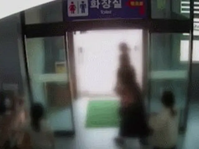 Một chiếc ô tô lao vào một nhà hàng ở Sacheon, Gyeongnam, Hàn Quốc. hiệu ứng trê