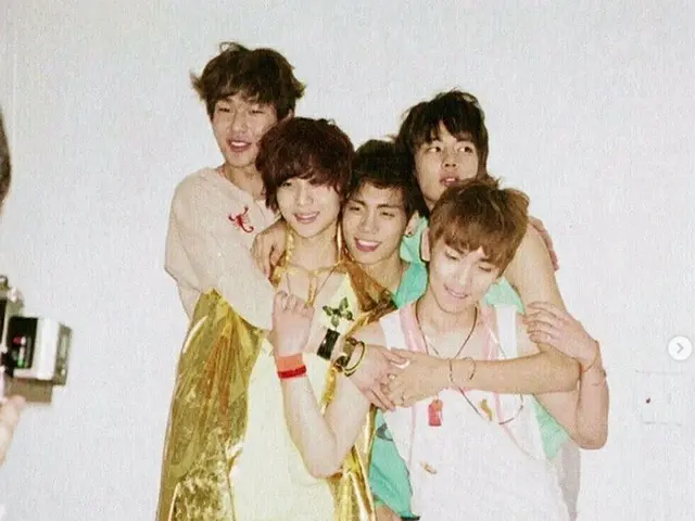 Bức ảnh kỷ niệm 14 năm thành lập SHINee được tung ra vào ngày 25 đã trở thành ch