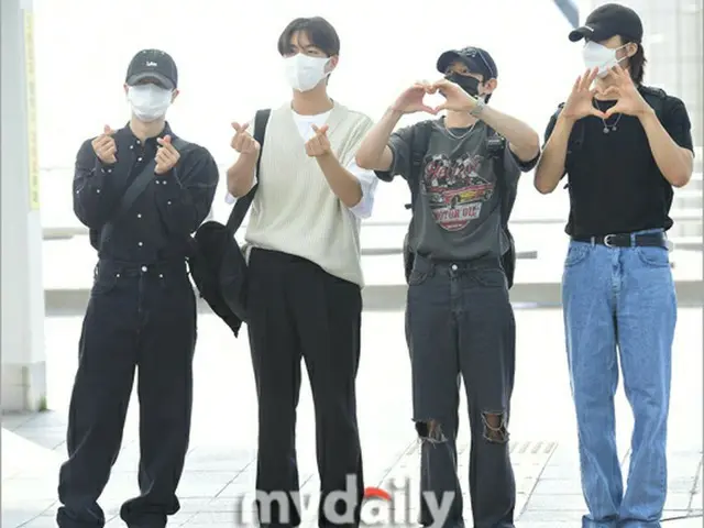 Highlight, leaving for Kazakhstan to appear in ”K-POP FESTA”. Incheon Airport onthe morning of the 1
