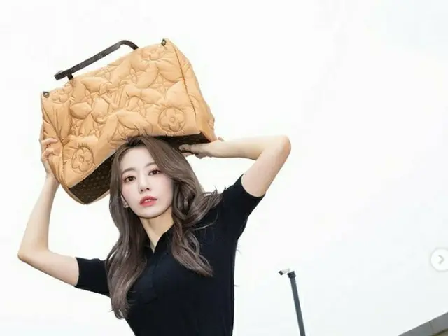 MIYAWAKI SAKURA (LE SSERAFIM) with a Louis Vuitton bag. .. ..