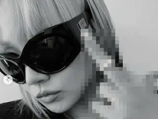 CL (2NE1), ngón giữa? Đối tượng là một bản phát hành ảnh, có vẻ là trong một buổ