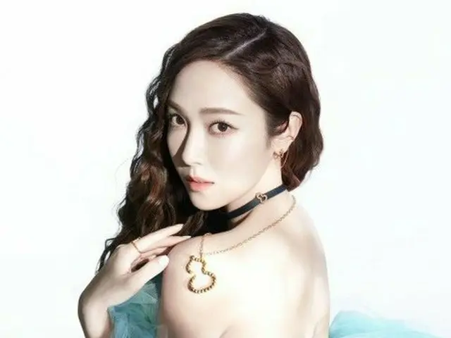 Jessica, released the pictures. Wearing a dress that makes her back look bold... ..